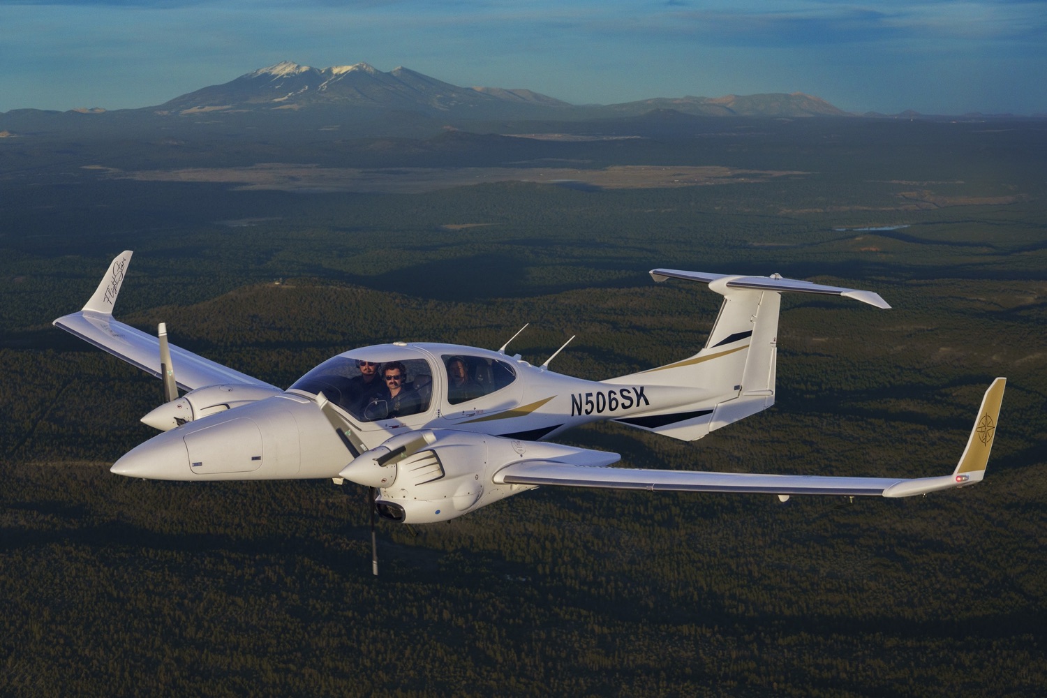 DA40 air to air over the desert