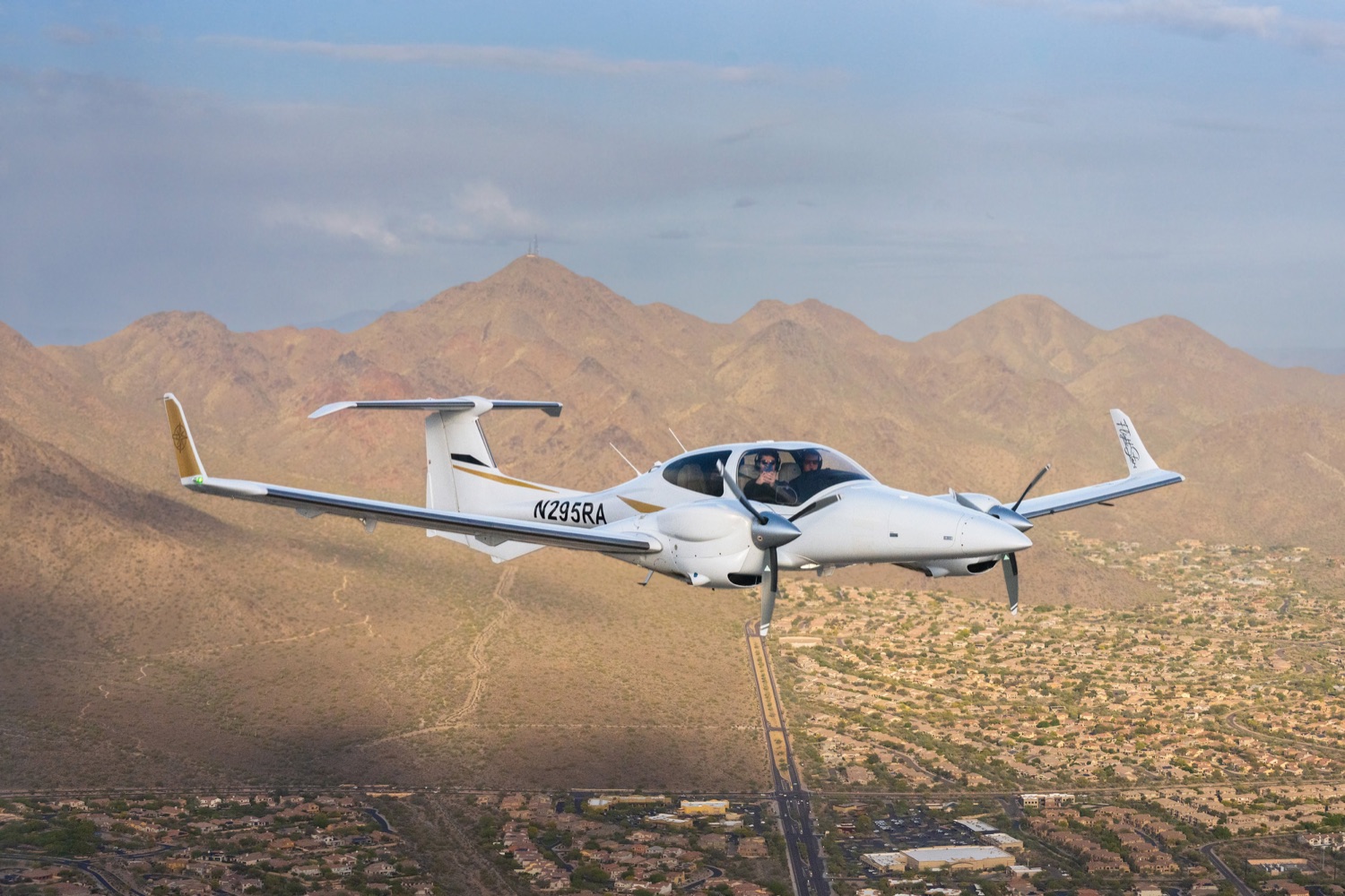 DA42 above the valley
